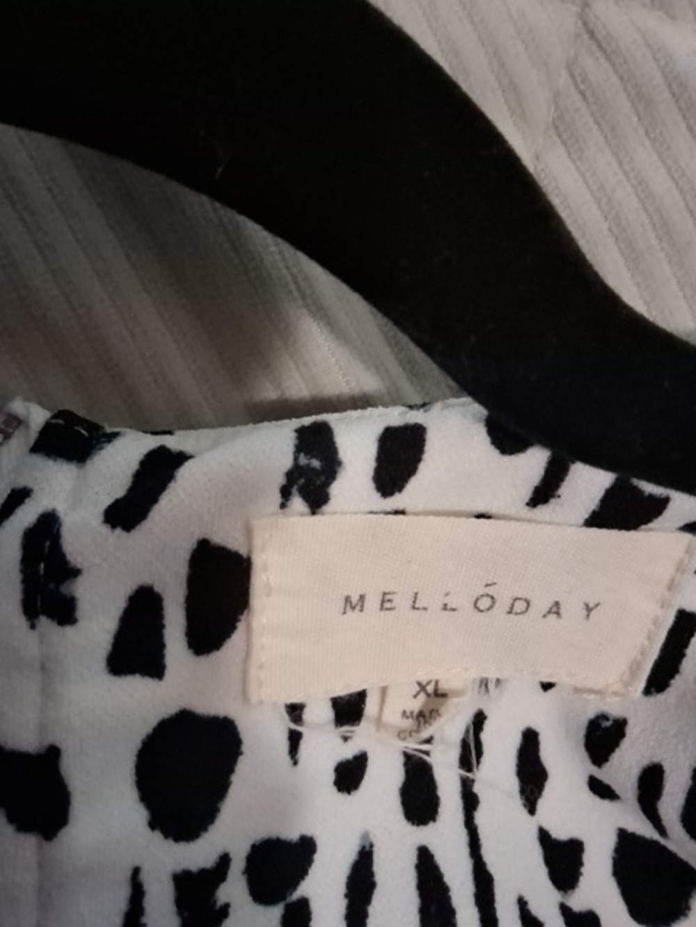 MELLODAY Black & White Spot Print V-Neck Short Sleeve Top - Picture 4 of 4